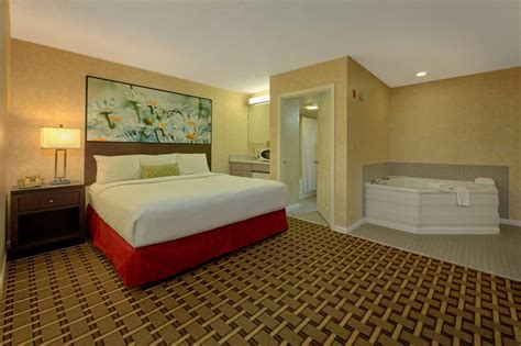 honeymoon suite hotels near me.